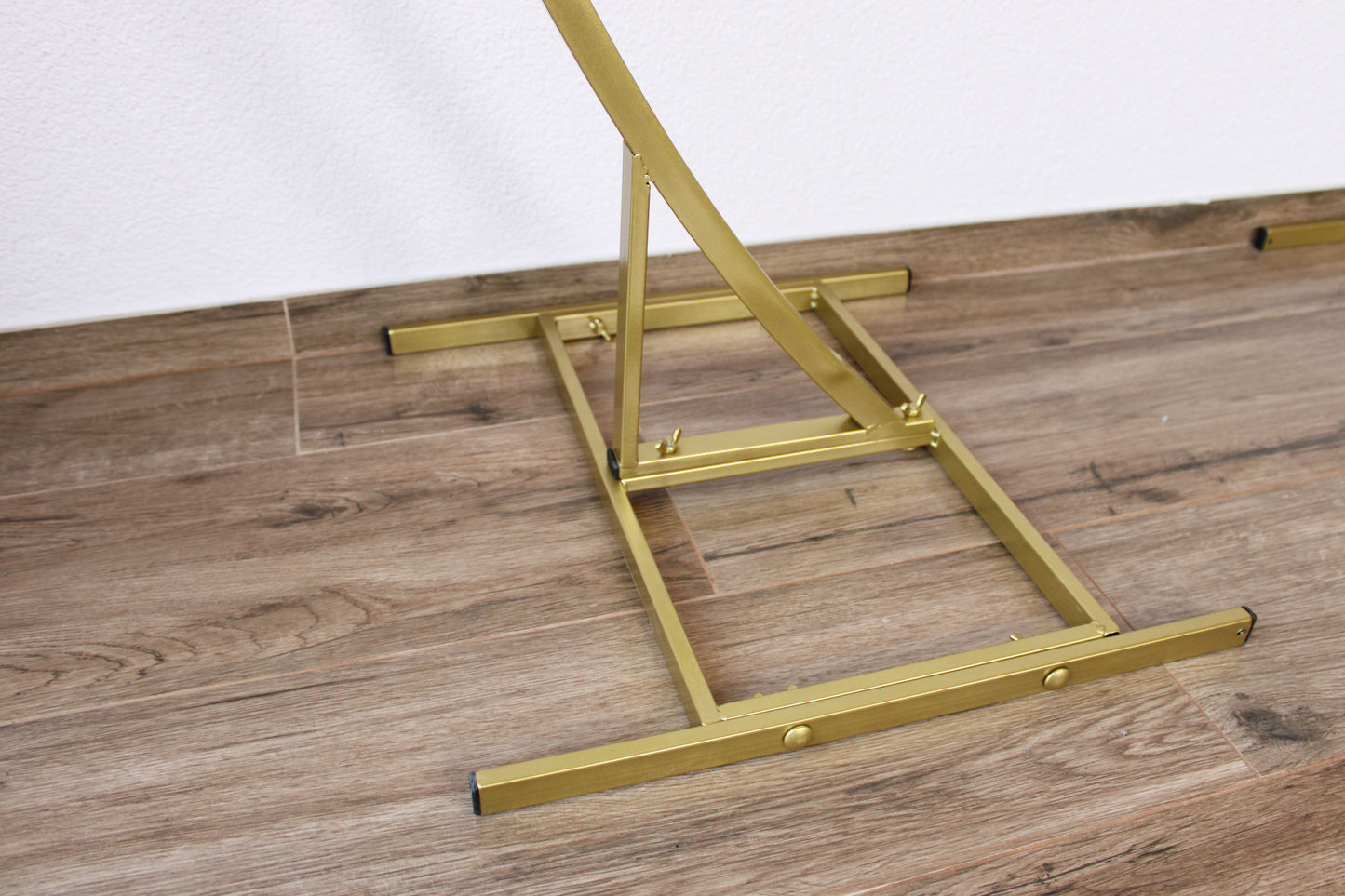 This simple and delicate metal stands are great addition as for wedding agencies, and for floral decorator. Visit "Arches for you" to see more details and items.