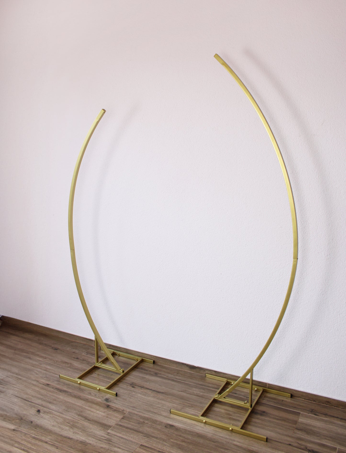 This simple and delicate metal stands are great addition as for wedding agencies, and for floral decorator. Visit "Arches for you" to see more details and items.