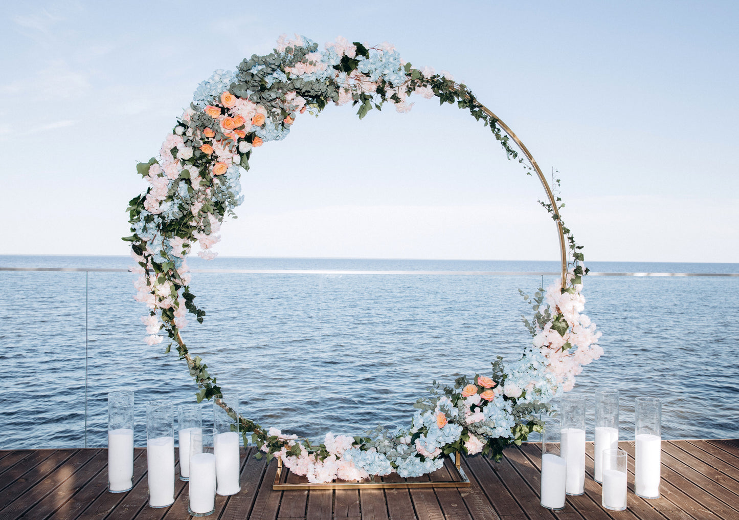 Round wedding arch gold color