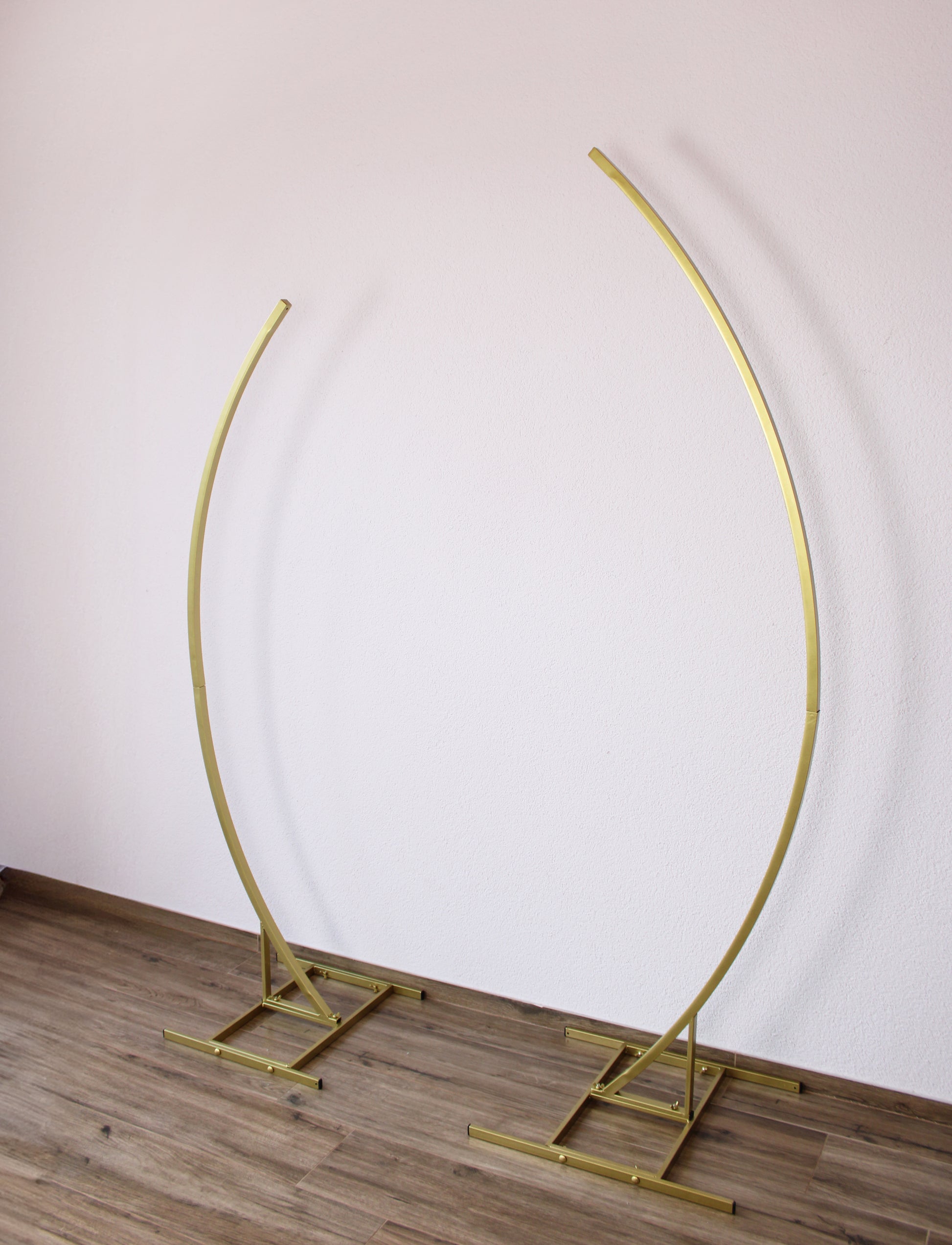 This simple and delicate metal stands are great addition as for wedding agencies, and for floral decorator. Visit "Arches for you" to see more details and items.