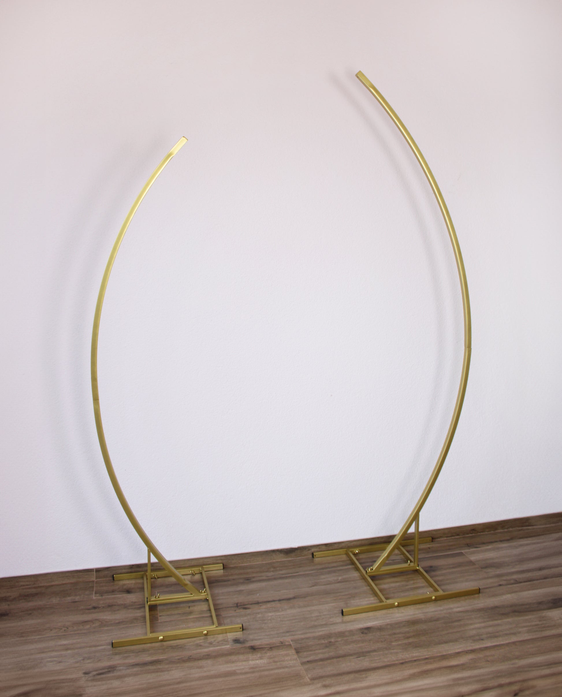 This simple and delicate metal stands are great addition as for wedding agencies, and for floral decorator. Visit "Arches for you" to see more details and items.