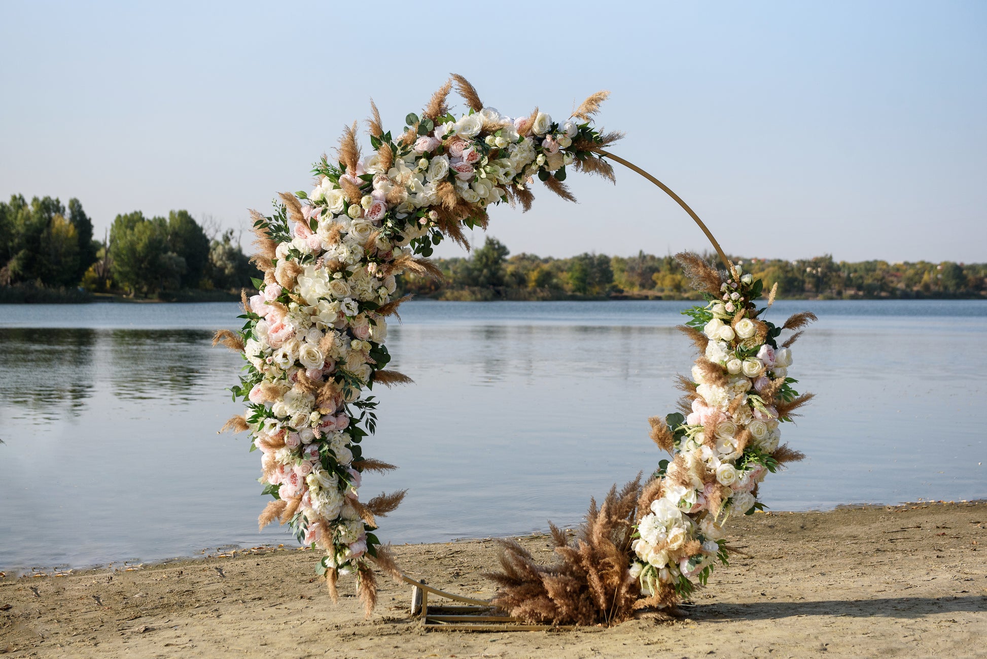 Circle wedding arch with rectangular bottom